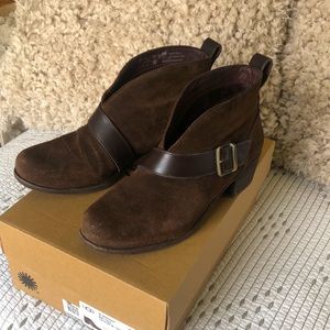 Ugg W Wright Belted Bootie w/ box Chocolate brown w/ leather belt & Sherpa